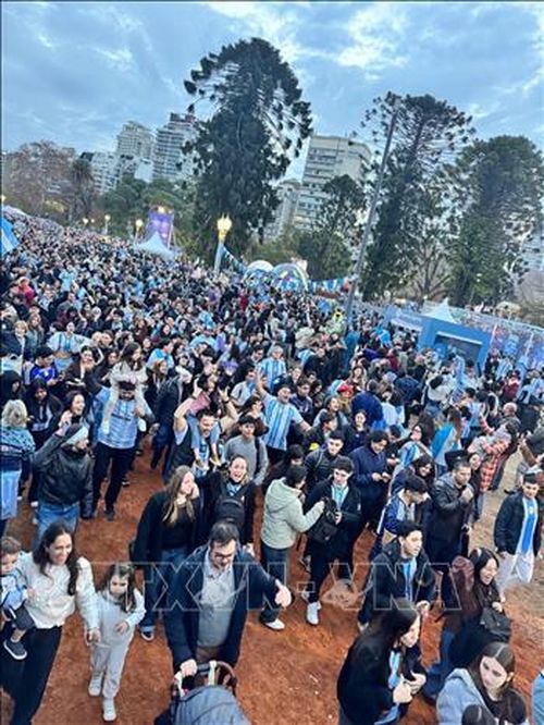 Người hâm mộ Argentina đổ về fan zone tại công viên Palermo từ nhiều giờ trước trận bán kết với tuyển Anh, mang theo cờ và áo đấu xanh - trắng để cổ vũ đội tuyển quốc gia. Ảnh: Diệu Hương/PV TTXVN tại Argentina