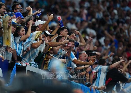 Cổ động viên đội tuyển Argentina bùng nổ cảm xúc sau khi đội nhà lội ngược dòng thắng tuyển Anh tiến vào Chung kết. Ảnh: THX/TTXVN phát