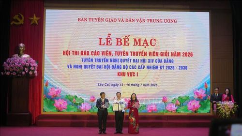 Ban Tổ chức trao giải Nhất cho thí sinh Vũ Văn Khương, Phó Chỉnh ủy, Ủy viên Thường vụ Lữ đoàn 175, vùng 5, Quân chủng Hải quân, Bộ Quốc phòng.
