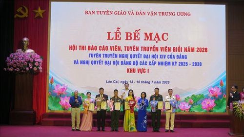 Ban Tổ chức trao giải Nhì cho các thí sinh.