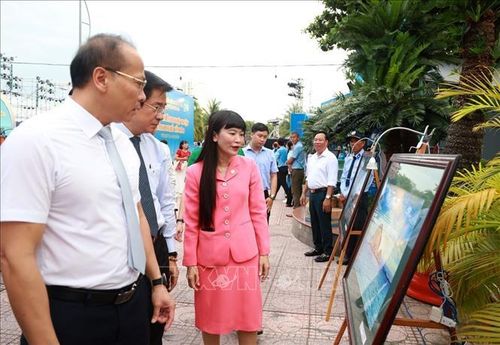 Lãnh đạo tỉnh Khánh Hòa tham quan triển lãm với chủ đề “Tinh hoa ngành nghề yến sào”.