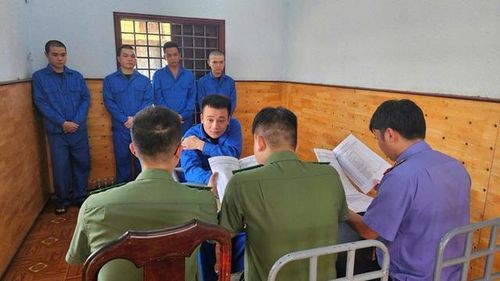 Cơ quan An ninh điều tra làm việc với các bị can trong vụ án. Ảnh: Công an tỉnh Đắk Lắk.