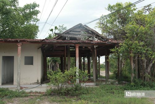 Các căn nhà trong dự án tan hoang do không được sử dụng, sửa chữa.