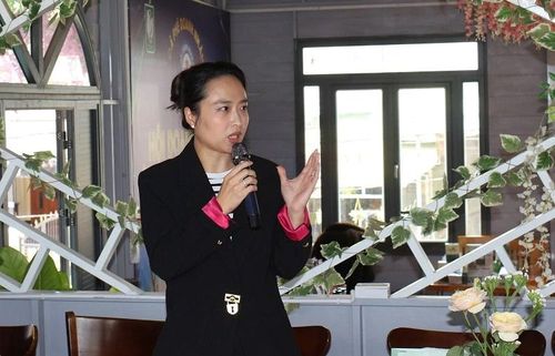 Bà Đinh Nguyễn Thùy Dung - Phó Giám đốc điều hành Công ty Cà phê Hồ Phượng, phát biểu.