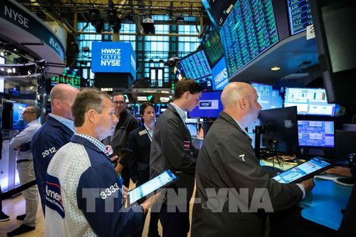 Giao dịch viên tại sàn chứng khoán New York, Mỹ. Ảnh: THX/TTXVN