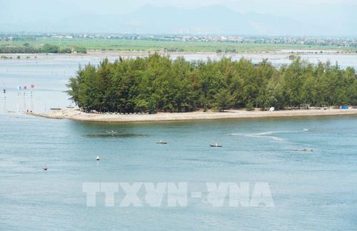 Nhịp sống bình yên ở cửa biển Thuận An, phía phá Tam Giang, thành phố Huế. Ảnh: Nguyên Lý - TTXVN