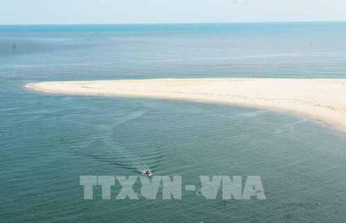 Doi cát trắng mịn, uốn lượn ở bờ Nam cửa biển Thuận An, thành phố Huế. Ảnh: Nguyên Lý - TTXVN