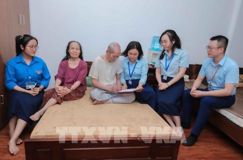 Ông Hoàng Gia Thiều (90 tuổi) và bà Ngô Thị Thanh Nhu (78 tuổi) bày tỏ sự cảm kích khi được Tổ xung kích Trung tâm Phục vụ hành chính công Hà Nội đến tận nhà hỗ trợ làm thủ tục ủy quyền nhận lương hưu, thể hiện tinh thần tận tụy, vì nhân dân phục vụ. Ảnh: Phan Phương - TTXVN