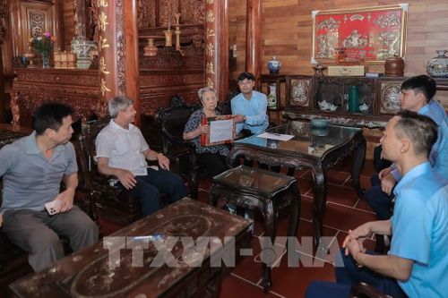 Tổ xung kích chi nhánh 07 (Trung tâm Phục vụ hành chính công Hà Nội) đã triển khai hỗ trợ công dân cao tuổi thực hiện thủ tục ủy quyền nhận lương hưu tại nhà. Đồng thời, đơn vị tổ chức thăm hỏi, tri ân các gia đình chính sách, người có công. Ảnh: Phan Phương - TTXVN