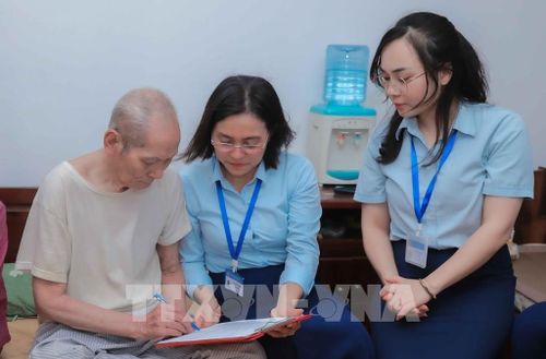 Sau 6 ngày triển khai, Trung tâm Phục vụ hành chính công thành phố Hà Nội đã tiếp nhận và xử lý 86.679 hồ sơ, hoàn thành 93,8% kế hoạch. Đặc biệt, có 9 đơn vị tại Thủ đô đã xuất sắc về đích sớm, đạt tỷ lệ 100% hồ sơ ủy quyền BHXH được hoàn thiện. Ảnh: Phan Phương - TTXVN