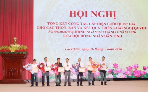 Trao Bằng khen của Chủ tịch UBND tỉnh Lai Châu cho các tập thể và cá nhân nhận có thành thích xuất sắc trong triển khai thực hiện công tác cấp điện lưới Quốc gia cho các thôn, bản. Ảnh: Nguyễn Oanh-TTXVN