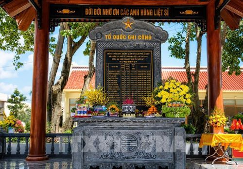 Bia tưởng niệm 16 thanh niên xung phong Đại đội C130 đã anh dũng hy sinh tại Khu di tích lịch sử Bến phà II Long Đại. Ảnh: Nguyên Linh - TTXVN