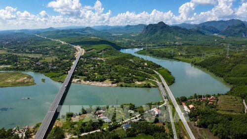 Bến phà Long Đại I và Long Đại II năm xưa nay được thay thế bằng các công trình cầu trên Quốc lộ 15, tuyến đường sắt Bắc - Nam và đường bộ cao tốc Bắc - Nam, bảo đảm giao thông thông suốt trên tuyến huyết mạch. Ảnh: Nguyên Linh – TTXVN