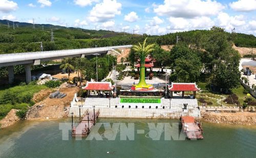 Hình tượng 16 bông lúa trên Đài tưởng niệm Bến phà II Long Đại là biểu tượng tri ân 16 thanh niên xung phong Đại đội C130 quê Hưng Yên đã anh dũng hy sinh tại "tọa độ lửa" Long Đại, góp phần bảo vệ mạch máu giao thông trên tuyến Trường Sơn. Ảnh: Nguyên Linh - TTXVN