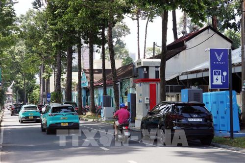Đường Huyền Trân Công Chúa, một trong những tuyến thực hiện thu phí thu phí đỗ xe ô tô dưới lòng đường. Ảnh: Tiến Lực - TTXVN