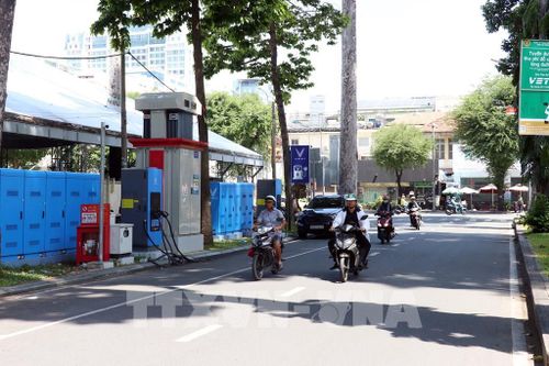 Nhiều tuyến đường tại khu vực trung tâm TP. Hồ Chí Minh đã triển khai thu phí thu phí đỗ xe ô tô dưới lòng đường. Ảnh: Tiến Lực - TTXVN