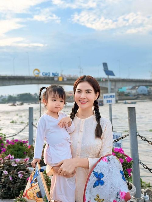 Kha Ly thể hiện sự xúc động khi nhớ về khoảng thời gian hạ sinh bé Lita. Ảnh: FBNV