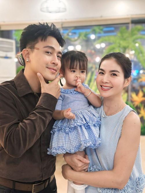 Kha Ly và Thanh Duy khá thoải mái trong việc cho con gái "lên sóng" lẫn đưa đến các sự kiện của giới showbiz. Ảnh: FBNV