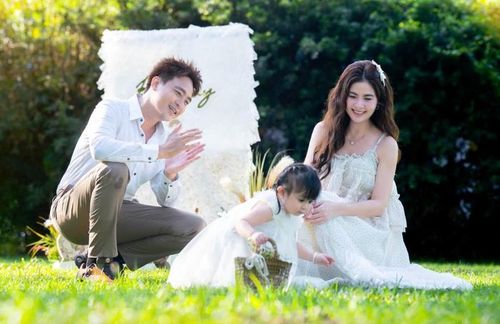 Kha Ly và Thanh Duy hạnh phúc ngắm nhìn con gái. Ảnh: FBNV