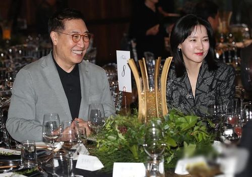 Lee Young Ae được khen ngày càng xinh đẹp, quyến rũ khi chung sống với ông xã U80 và con trai, con gái. Ảnh: Naver