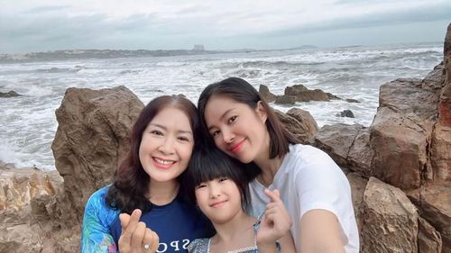 Lê Phương thường xuyên chia sẻ ảnh cùng mẹ và con gái. (Ảnh: FBNV)