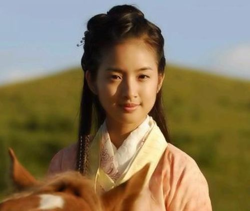 Lâm Y Thần ghi điểm với hình ảnh Hoàng Dung trẻ trung, đáng yêu và tự nhiên.