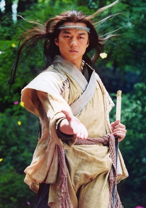 Lệnh Hồ Xung ghi dấu với Độc Cô Cửu Kiếm và phong thái lãng tử khó ai thay thế.