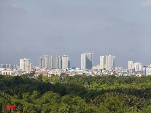Khi đô thị trở thành nơi hút vốn đầu tư, các khu “đất vàng” trở thành đối tượng nhắm tới của các tập đoàn “sản xuất không gian đô thị”. Ảnh: Trung Dũng