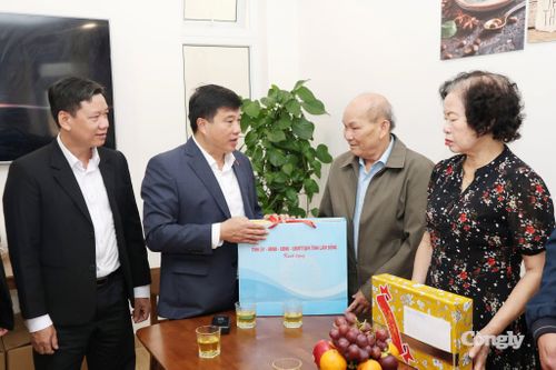 Bí thư Tỉnh ủy Lâm Đồng Y Thanh Hà Niê Kđăm thăm hỏi, tặng quà cho gia đình thương binh Trần Công Mạo.