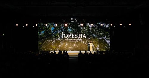 Trưởng ban Marketing và truyền thông MIK Group Vũ Thị Duyên giới thiệu triết lý của Forestia. Ảnh: DNCC
