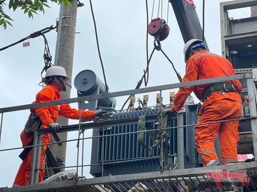 Các công ty điện lực chủ động kiểm tra, bảo dưỡng, xử lý các khiếm khuyết trước mùa khô, mùa nắng nóng, ứng trực 24/7 nhằm đảm bảo cấp điện an toàn, ổn định cho sản xuất và đời sống người dân. Ảnh: Khánh Toàn