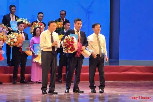 Lãnh đạo tỉnh Quảng Trị trao giấy chứng nhận đầu tư cho Công ty Cổ phần điện gió Hải Anh- Quảng Trị.