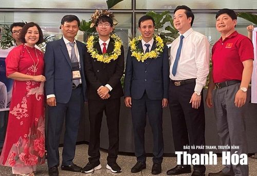 Giám đốc Sở Giáo dục và Đào tạo Thanh Hóa Đỗ Đức Quế cùng Ban Giám hiệu Trường THPT Chuyên Lam Sơn chúc mừng em Lê Duy Khánh và thầy Nguyễn Bá Tư.
