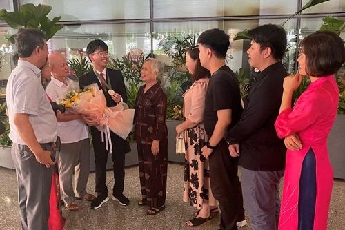 Em Lê Duy Khánh bên gia đình.