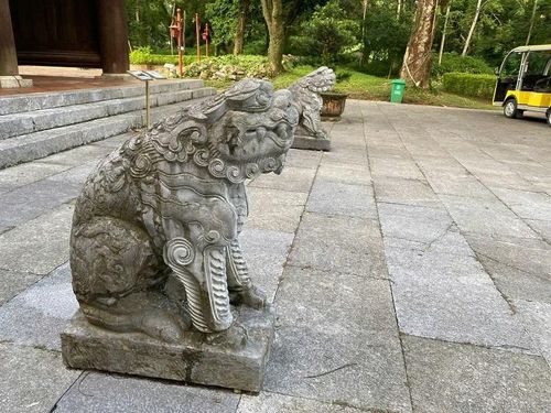 Nghê chầu trước nghi môn Khu di tích Quốc gia đặc biệt Lam Kinh.