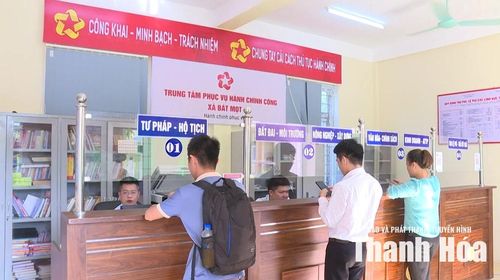 Cán bộ Trung tâm Phục vụ hành chính công xã Bát Mọt đang tiếp nhận, giải quyết hồ sơ cho công dân.