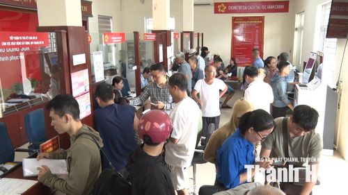 Người dân đến giải quyết công việc tại Trung tâm Phục vụ hành chính công phường Đông Sơn.