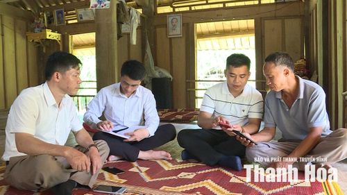 Cán bộ UBND xã Bát Mọt hướng dẫn người dân sử dụng các tiện ích số trên điện thoại thông minh