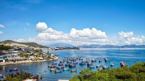 Trong những tháng cao điểm du lịch hè, trung bình mỗi ngày có khoảng 400 - 500 tàu du lịch xuất bến tham quan vịnh Nha Trang và vịnh Vĩnh Hy. Ảnh min họa: The Cruise web