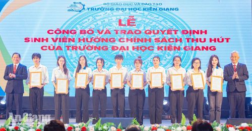 Sinh viên Trường Đại học Kiên Giang nhận học bổng thuộc chính sách thu hút người học. Ảnh: NHƯ Ý