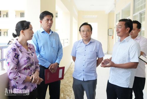 Phó Chủ tịch UBND tỉnh An Giang Nguyễn Thị Minh Thúy kiểm tra tại Trường Tiểu học và Trung học cơ sở nội trú Khánh An (xã Khánh Bình).