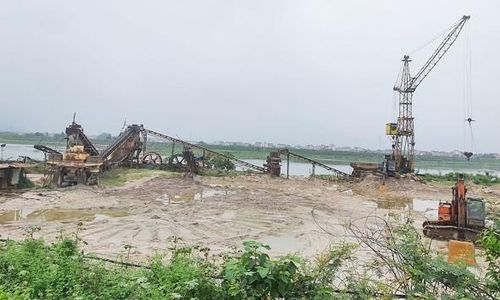 Dây chuyền nghiền cát trái phép ven sông Cầu của hộ ông Tạ Duy Khanh, tổ dân phố Quang Biểu, phường Nếnh.