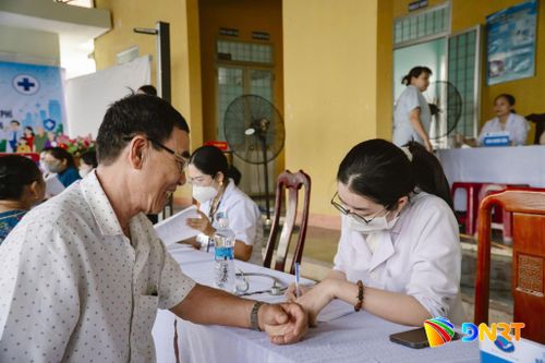 Từ đầu tháng 7/2026, Bệnh viện Việt - Hàn Đà Nẵng phối hợp cùng địa phương tổ chức khám và tầm soát sức khỏe miễn phí cho người dân khu vực phía nam thành phố. Ảnh: BÙI HUÂN