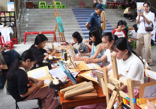 Trẻ em thích thú khi được tự tay vẽ nên những tác phẩm của riêng mình tại Ngày hội Mỹ thuật Đà Nẵng năm 2026. Ảnh: ĐOÀN HẠO LƯƠNG