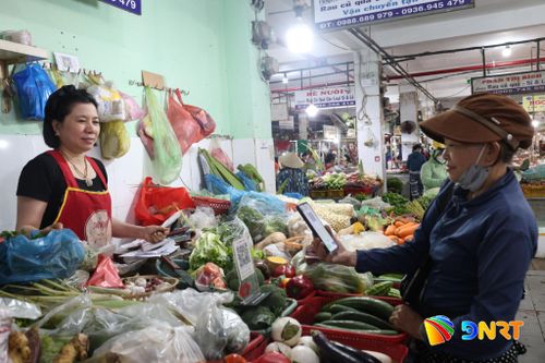 Giao dịch không dùng tiền mặt trở nên phổ biến tại các chợ truyền thống. TRONG ẢNH: Người dân quét mã thanh toán mua hàng tại chợ Thanh Khê 1. Ảnh: NGỌC HÀ