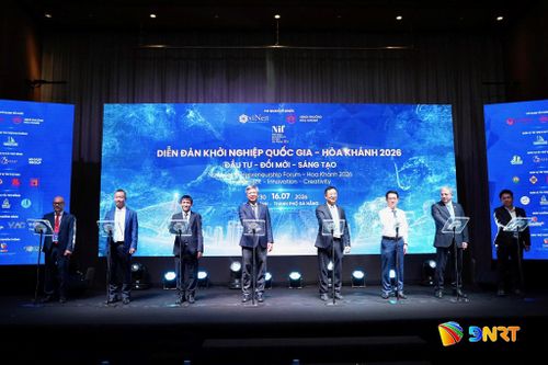 Lãnh đạo UBND thành phố và các đại biểu thực hiện nghi thức khai mạc diễn đàn. Ảnh: ANH CÔNG