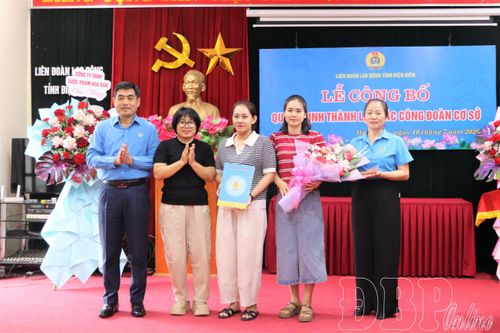 Công ty TNHH Dược phẩm Hoa Ban nhận quyết định thành lập công đoàn cơ sở.