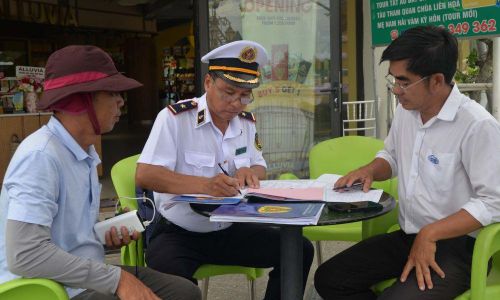 Lực lượng chức năng làm việc, tuyên truyền, hướng dẫn cho cán bộ Cảng Du thuyền Mỹ Tho về các điều kiện xuất bến vào mùa mưa bão.