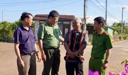 Lực lượng Công an tranh thủ người có uy tín để tuyên truyền người dân không nghe, không tin tổ chức phản động FULRO.