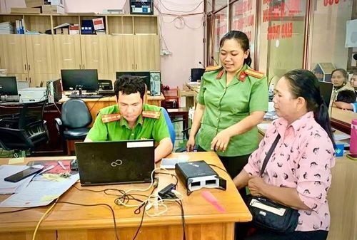 Bà Ksor H'Nhih được cán bộ, chiến sĩ Công an xã Chư A Thai hỗ trợ làm hồ sơ cấp căn cước công dân. Ảnh: V.L